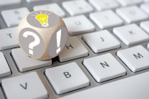 Würfel auf Tastatur mit Rufzeichen