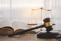 Richterhammer und Waage